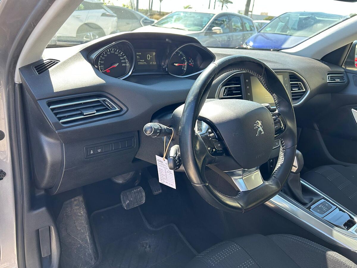 PEUGEOT 308 ALLURE 1.2 E-THP AUTO SPANISH LHD IN SPAIN 61000 MILES SUPERB 2017